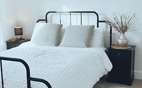 Southsea Homestays - Three Bedroom Home, Sleeps 8 - With Garden & Hot Tub